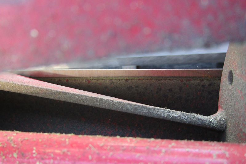 バロネスのコード付自走式芝刈り機 LM12MHの固定刃をギリギリまで使いきった　研磨部の写真