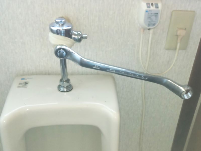 男子トイレ（小便器）の水が止まらない。押しボタン部のネジを緩めてみます。