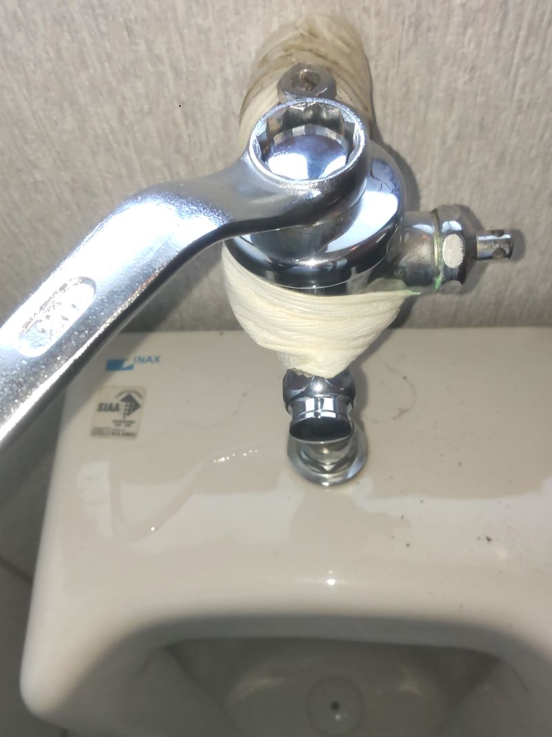 男子トイレ（小便器）の水が止まらない。DIYで修理　フラッシュバルブのフタ？を外してみます。