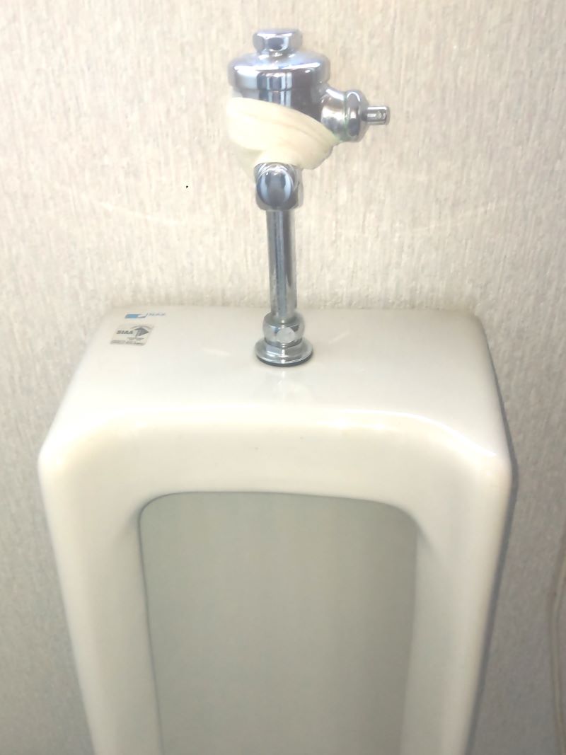 男子トイレ（小便器）の水が止まらなくない。フラッシュバルブの写真