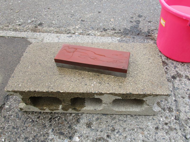 コンクリートブロックを使って砥石の面直し
