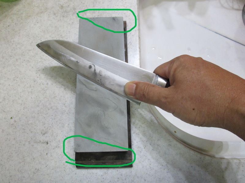 （右利きの人の場合）包丁研ぎの砥石の右上と左下はほとんど使われないため、擦り減りません。