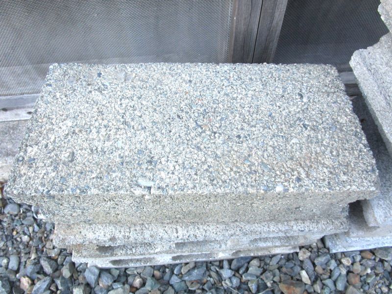 重量ブロックの写真　素材として小石が使われています。