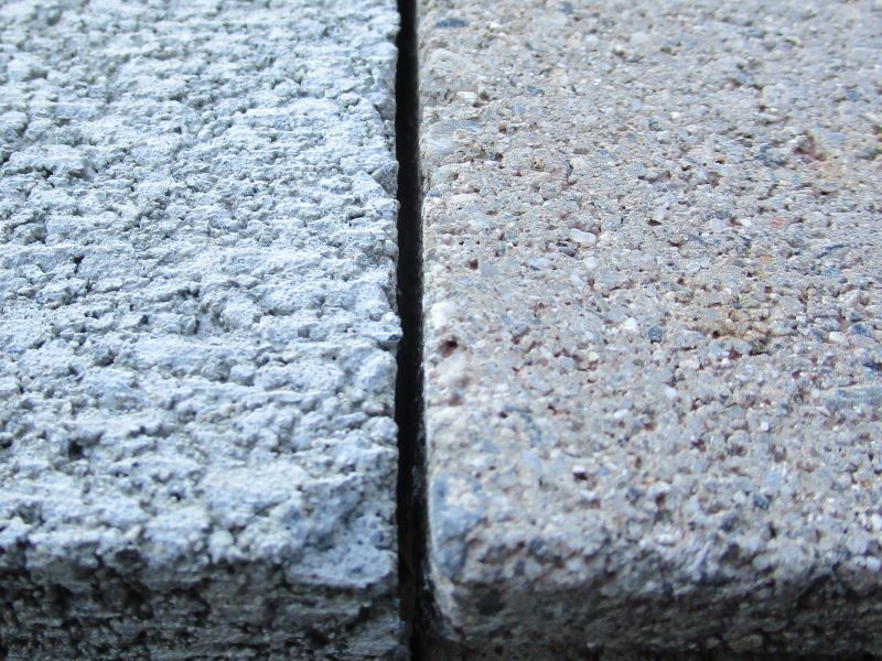 砥石の面直しに使ったコンクリートブロックと、普通のコンクリートブロックの表面粗さ比較写真