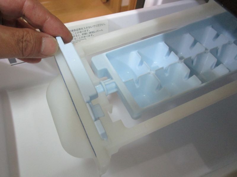 日立 真空チルド冷蔵庫　R-G6200D 製氷皿の取り外し方④