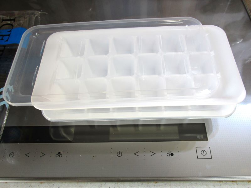 日立 真空チルド冷蔵庫　R-G6200D 自動製氷装置故障　氷を作る代替案②100均ショップ（ダイソー）の製氷皿を重ねて使用