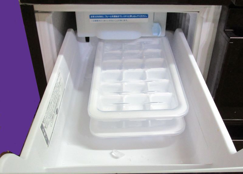 日立 真空チルド冷蔵庫　R-G6200D 自動製氷装置故障　氷を作る代替案②100均ショップ（ダイソー）の製氷皿を製氷室へ置いてみました