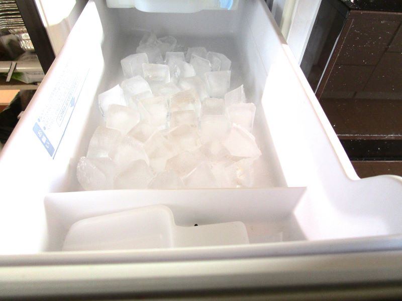 日立 真空チルド冷蔵庫　R-G6200D 自動製氷装置故障　氷を作る代替案②100均ショップ（ダイソー）の製氷皿で、綺麗な氷がたくさんできました。
