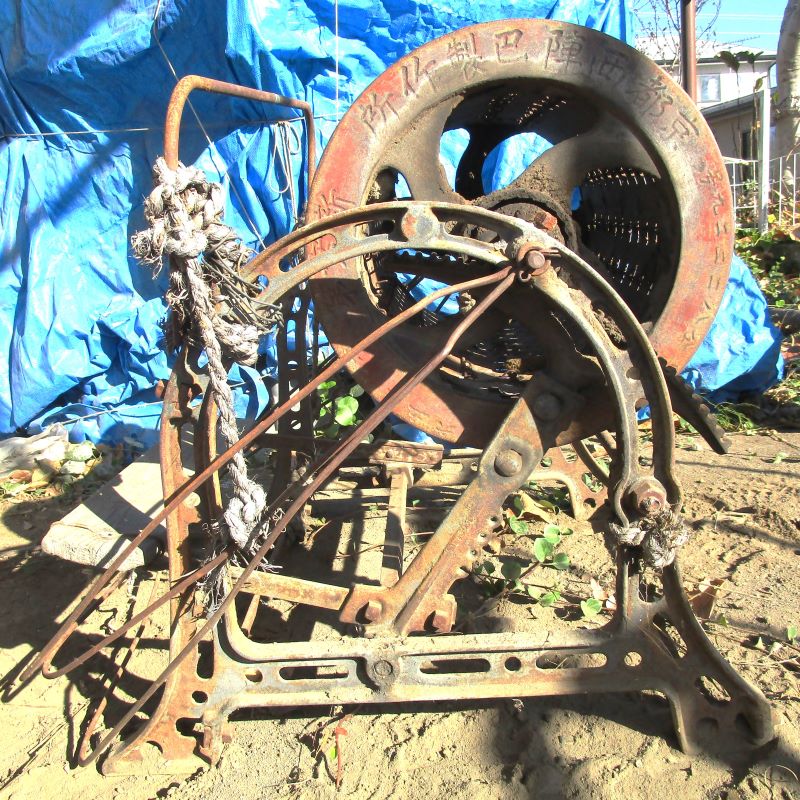 5年ほど前に購入して放置してあった 京都西陣巴製作所製・足踏み式脱穀機の画像