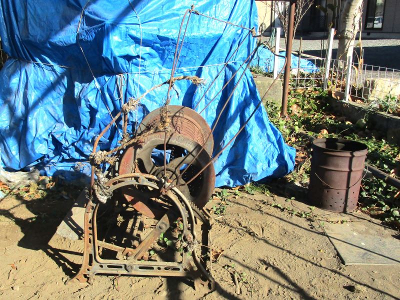 京都西陣巴製作所製・足踏み式脱穀機　の修理・再生作業⑤謎の3本の鉄枠の使い方予想