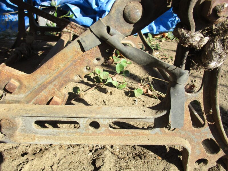 京都西陣巴製作所製・足踏み式脱穀機　の修理・再生作業②紛失しているバネの代りにゴムひもを取り付けてみました。