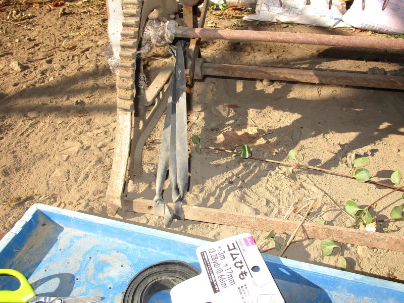 京都西陣巴製作所製・足踏み式脱穀機　の修理・再生作業④バネの代りにゴムひもを3本取り付けて対応