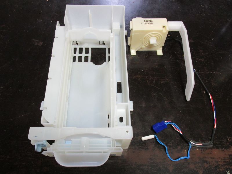 日立 真空チルド冷蔵庫　R-G6200D 自動製氷装置故障　製氷皿を回転させる駆動部分解②