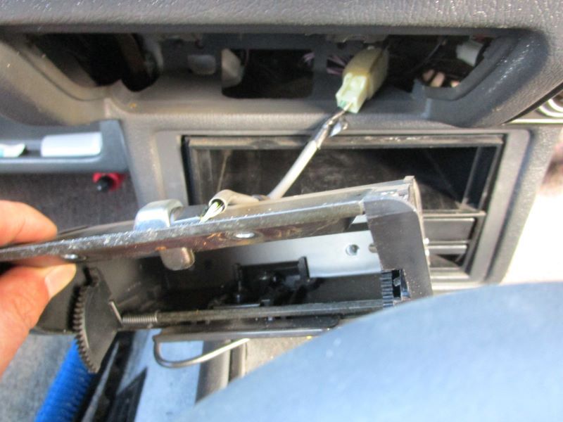トヨタ・クラウン130系（13系）インパネの外し方⓷灰皿受けの照明のコネクタ取り外し画像