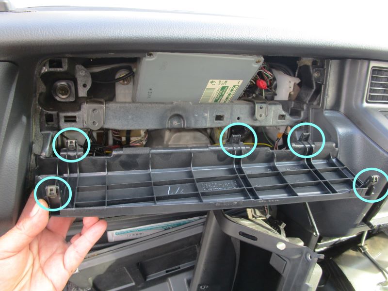 トヨタ・クラウン130系（13系）インパネの外し方⑧グローブボックスの上のパネルのフック位置画像