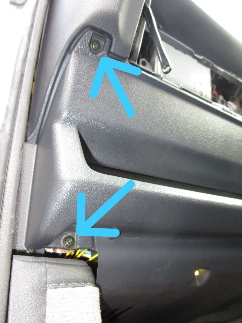 トヨタ・クラウン130系（13系）インパネの外し方⑩アンダーポケットの取り外し・ネジの位置 左側画像