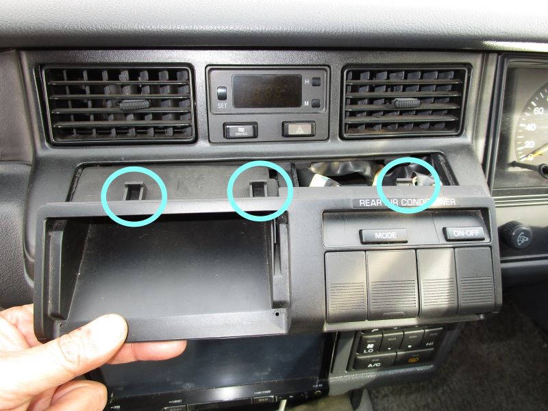 トヨタ・クラウン130系（13系）インパネの外し方⑮空調スイッチAss’yの取り付け爪の位置説明画像