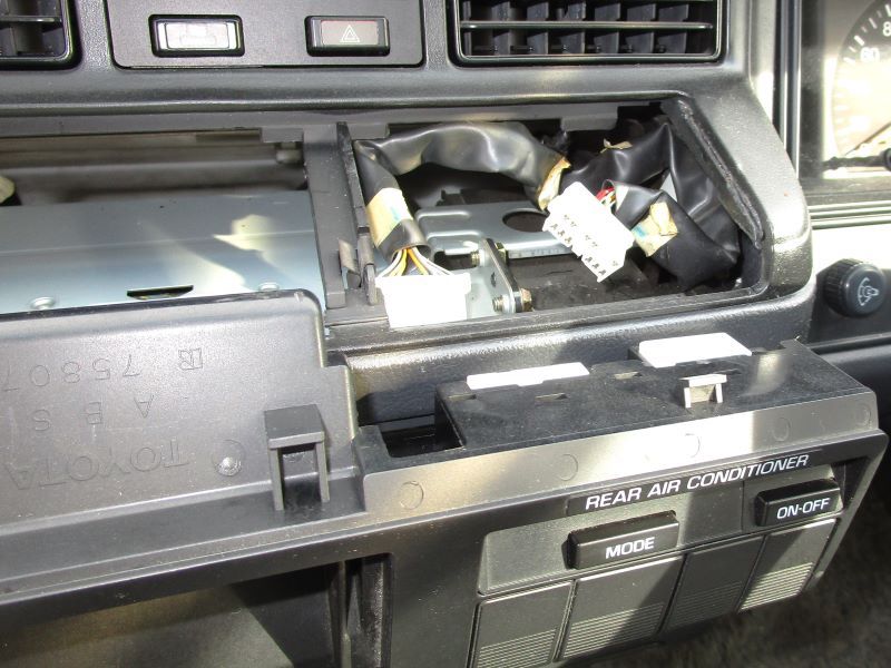 トヨタ・クラウン130系（13系）インパネの外し方⑯空調スイッチAss’yのコネクタ取り外し画像