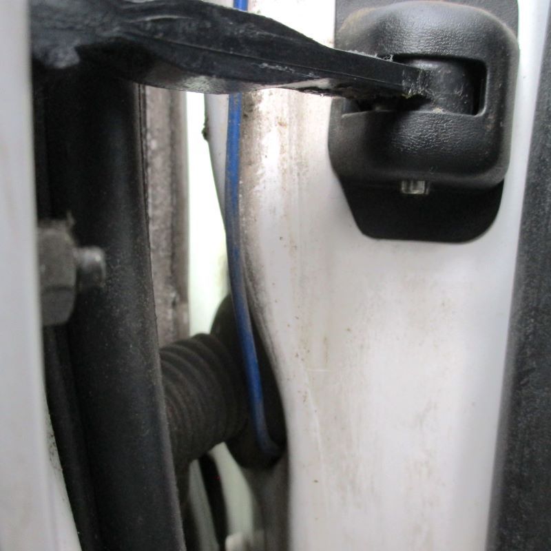 トヨタ・クラウン130系（13系）バッ直（バッテリーから直接電源を取る）の配線方法　配線の引き込み位置画像②ドアの配線部から電線を引き込んだ画像