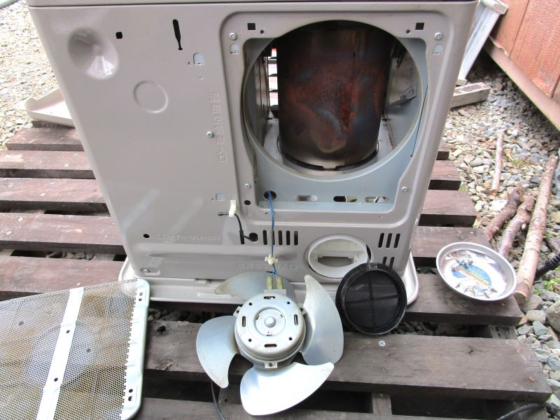 コロナのファンヒーター　FH-G3410BY　裏側　掃除後の写真