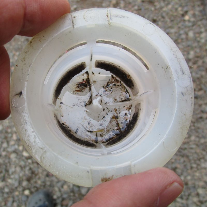 コロナのファンヒーター　FH-G3410BY　オイルフィルターを取り外して掃除　ゴミが付いた状態の写真
