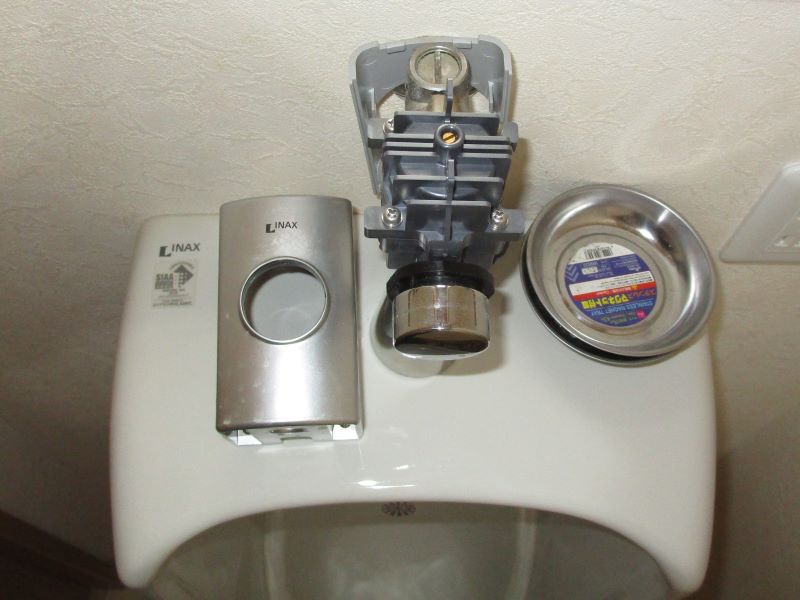 トイレ小便器用金具 フラッシュバルブINAX LIXIL・UF-3JH　カバーを取り外した写真