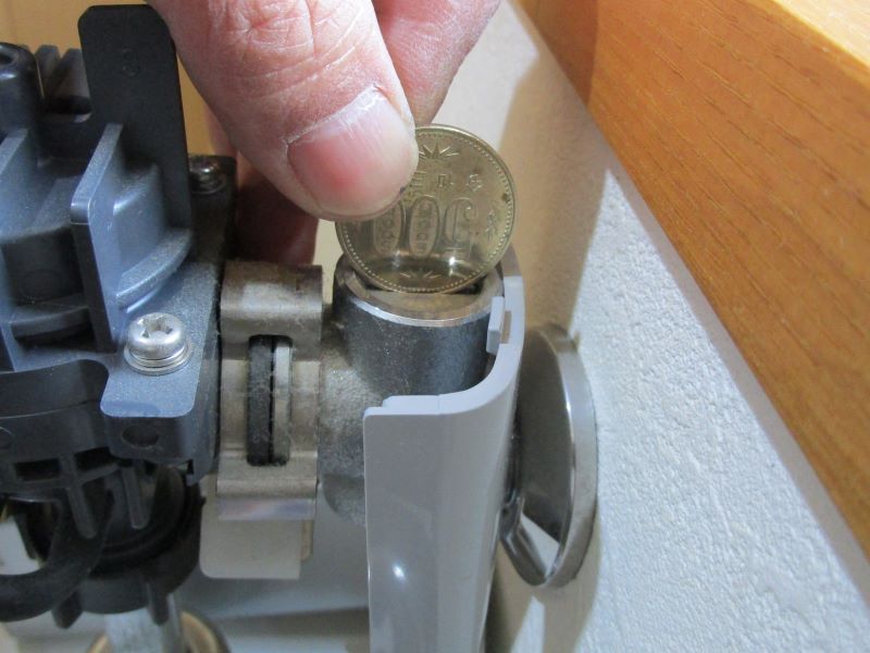 トイレ小便器用金具 フラッシュバルブINAX LIXIL・UF-3JH　水の元栓を500円玉で操作しようとしましたが無理でした。