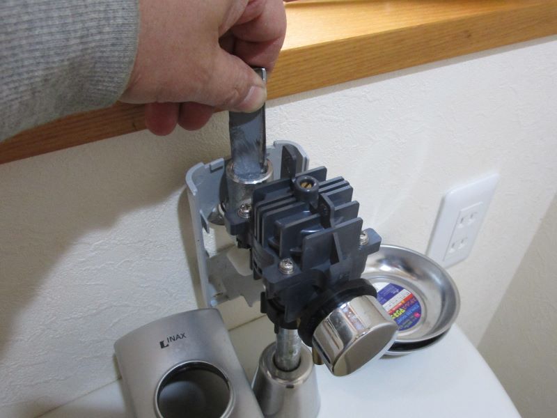トイレ小便器用金具 フラッシュバルブINAX LIXIL・UF-3JH　水の元栓専用ドライバーの代りに鉄板を使用・できるだけ手の力で作業しましょう