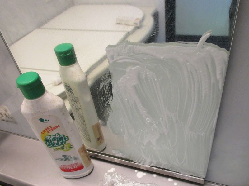 台所用のクリームクレンザーで浴室の鏡のウロコ汚れ落としが出来るのか実験した画像①