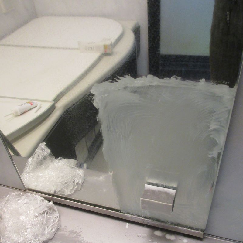 台所用のクリームクレンザーで浴室の鏡のウロコ汚れ落としが出来るのか実験した画像②
