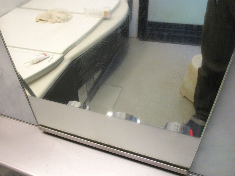 台所用のクリームクレンザー（弱アルカリ性）で浴室の鏡のウロコ汚れ落としが出来るのか実験した結果、ほとんど汚れ落としが出来なかった画像