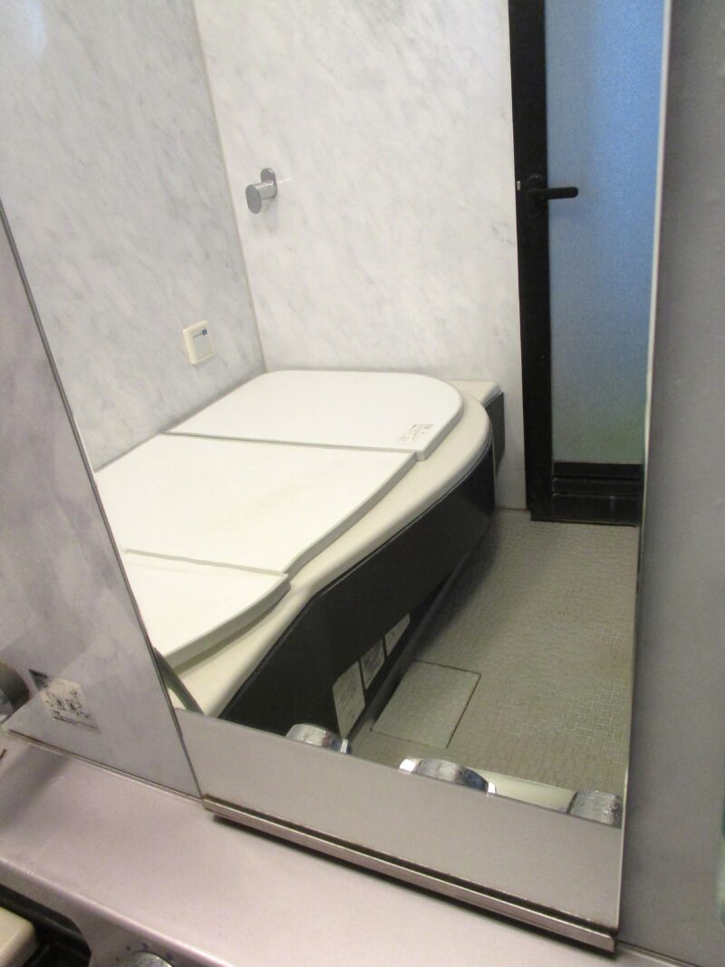 カインズの【鏡のウロコ取り】と、考えうるいろいろな磨き道具を併用して、浴室のカバ実のウロコ汚れ落し完了　画像