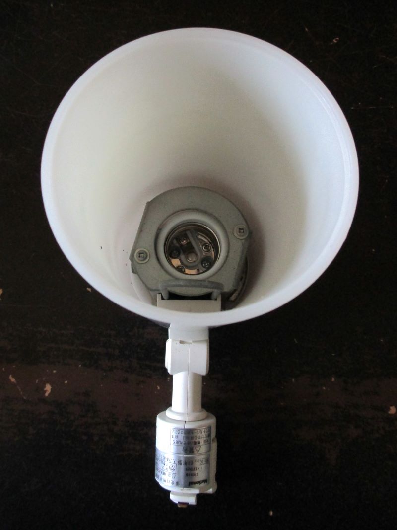 ナショナル（松下電工株式会社/現在：パナソニック株式会社）の、配線ダクト取付型　パルックボール形蛍光灯　スポットライト　HEA1091E（CE）のシェード内写真