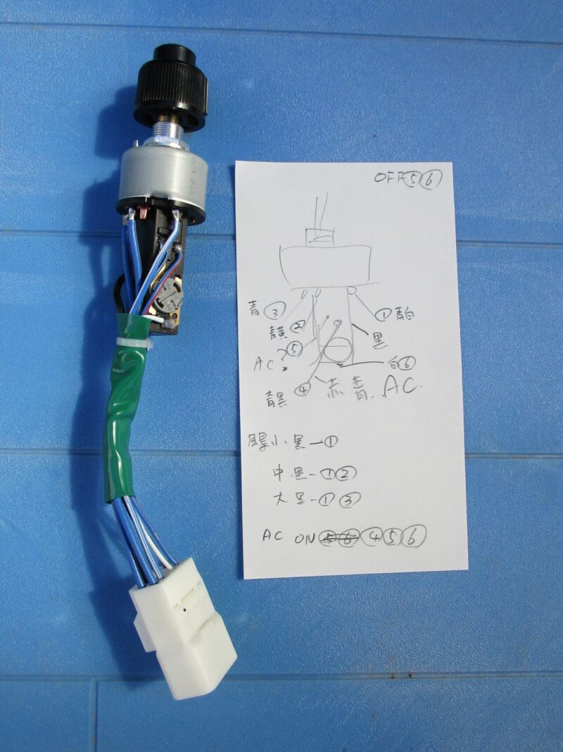 イセキのキャビン付きトラクターＴＨ２３３－ＢＣＹの空調スイッチASSYの配線説明写真①