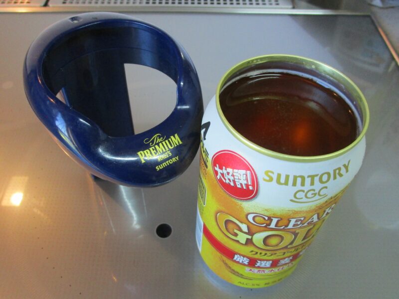 缶ビールに美味しい泡を作り出す方法①泡だて器としてザ・プレミアムモルツ 電動式 神泡サーバー を使用