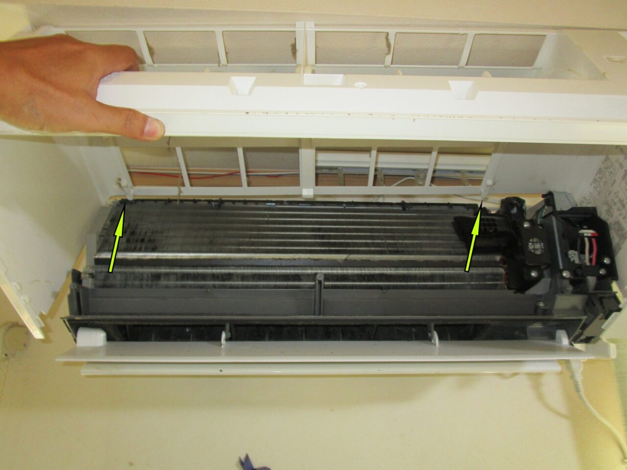 部屋の掃除中 マンション共用部クモの巣除去【名古屋市南区】 ｜ 日本ハウス