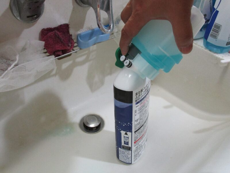 アラウーノの洗剤タンク洗浄のために洗剤を抜いている画像