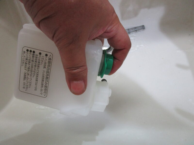 アラウーノの洗剤タンク洗浄の画像②洗剤が固まってしまっている部分を重点的に洗浄します。