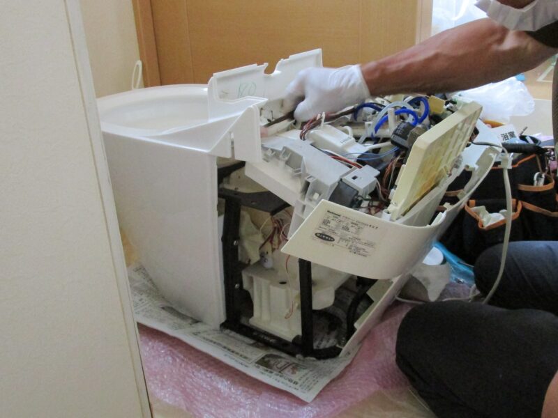アラウーノの修理は便器本体を取り外して修理する。という大変な作業です