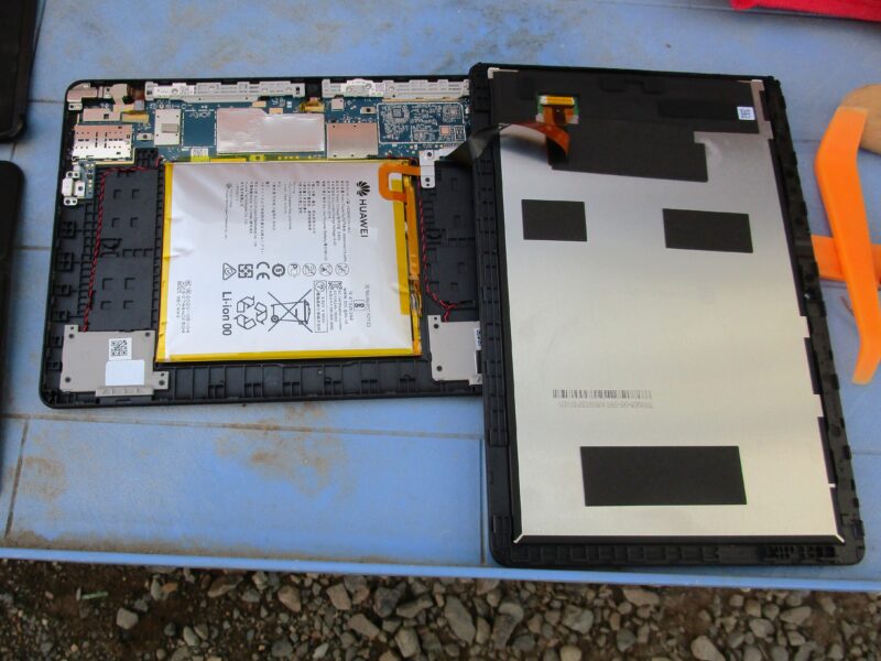 リチウムイオンバッテリーの膨張で画面が浮き上がってしまったタブレット端末の画像④タブレット端末を分解してみた画像