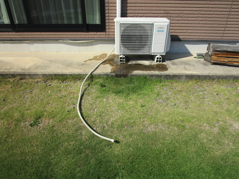エアコンの室内機から排出される水を利用して芝生の水やり実験。開始時の画像
