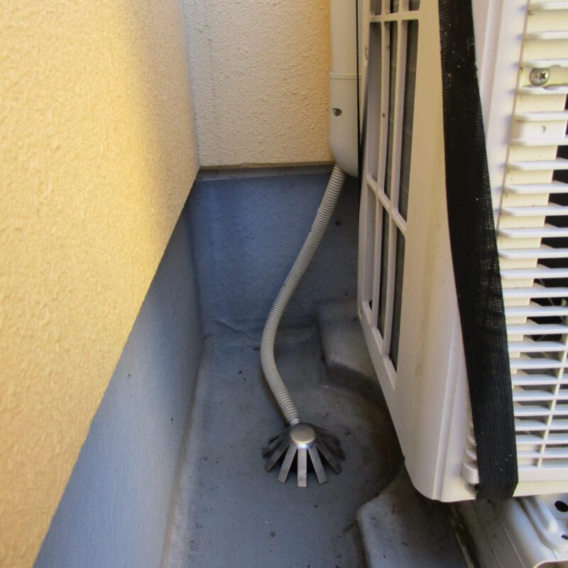 バルコニーに設置されたエアコンの室外機の排水画像