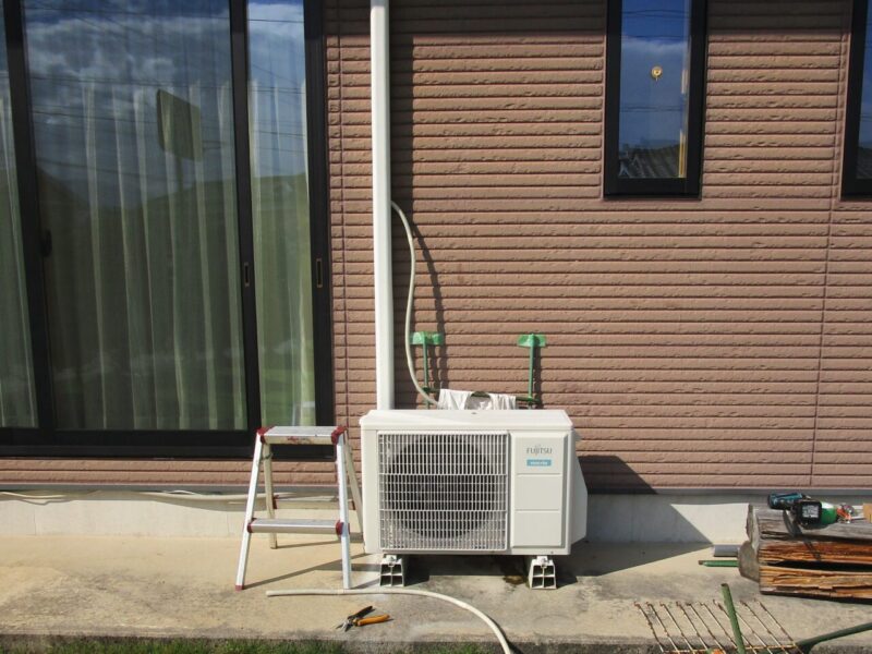 エアコンの排水を利用して気化熱で冷却能力を上げる案 試作1号機・改の仮設置の全体画像②