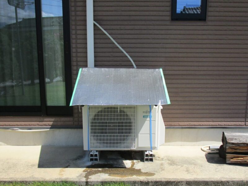 エアコンの排水を利用して気化熱で冷却能力を上げる案 試作1号機・改Ⅱと、日除けを設置した全体画像 前面