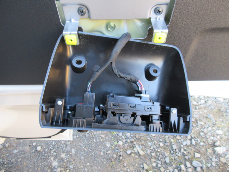 ダイハツハイゼットトラックのパワーウインドウ操作部の取り外し説明画像②