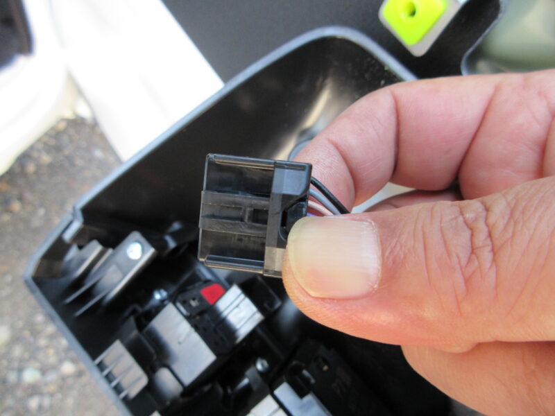 ダイハツハイゼットトラックのパワーウインドウ操作部の取り外し説明画像④