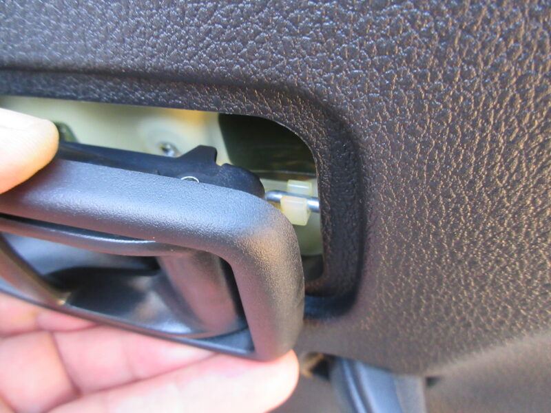 ダイハツハイゼットトラックのドア開閉レバー部の取り外し方説明画像①