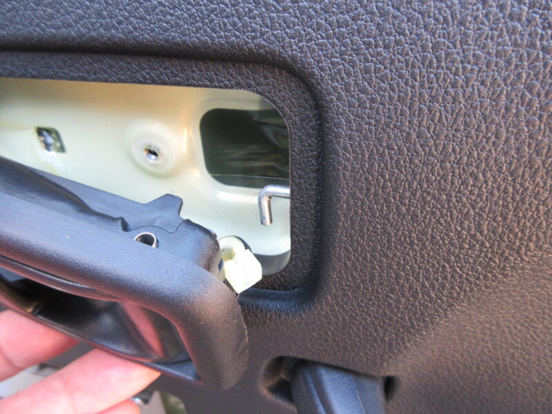 ダイハツハイゼットトラックのドア開閉レバー部の取り外し方説明画像②