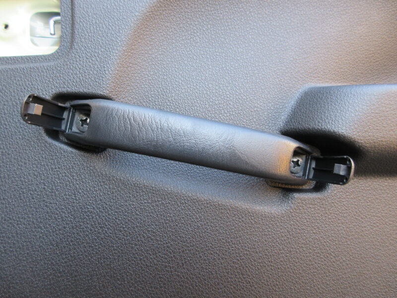 ダイハツハイゼットトラックのドアハンドルの取り外し説明画像