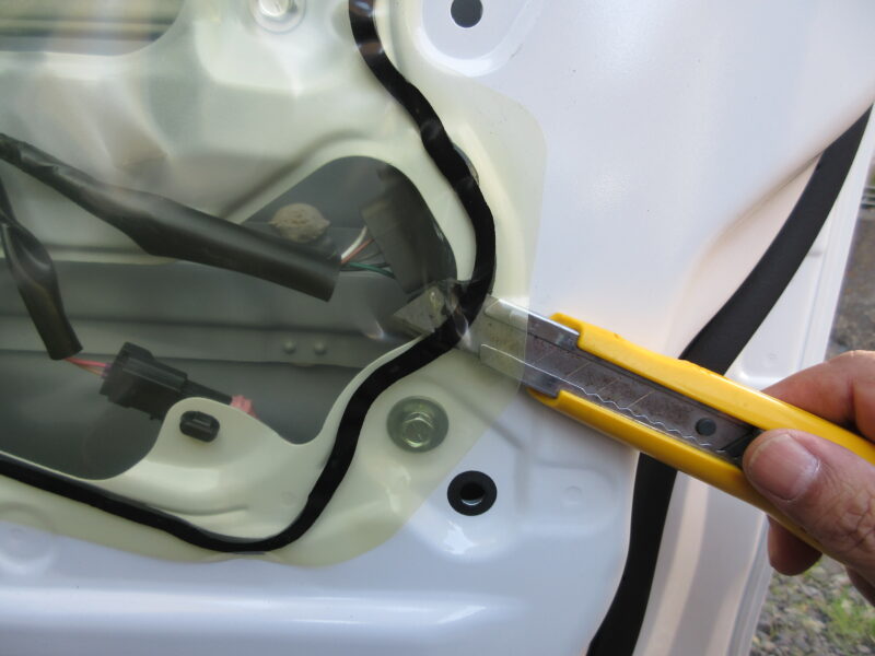 ダイハツハイゼットトラックのドア内部 防水シートの剥し方　説明画像①